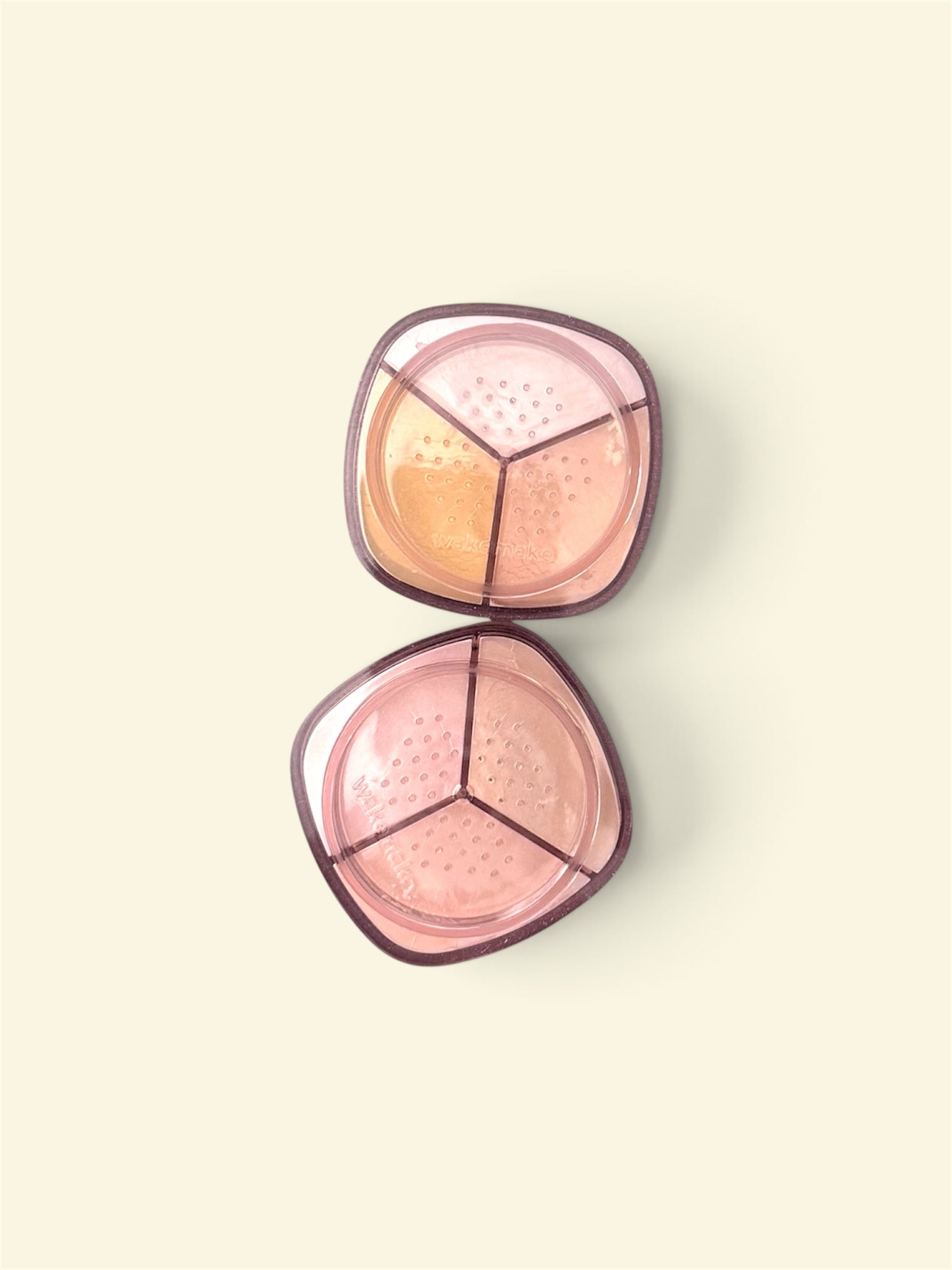 WAKEMAKE HELLO KITTY powder shade comparison 02 Light Skin and 03 Satin Pink